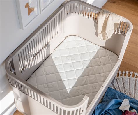 Baby, das auf einer Träumeland Matratze schläft, mit Fokus auf Luftzirkulation