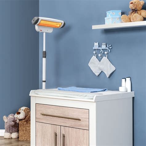 Darstellung des Reer FeelWell 2in1 Wickeltisch-Wärmestrahlers in Wand- und Standkonfiguration