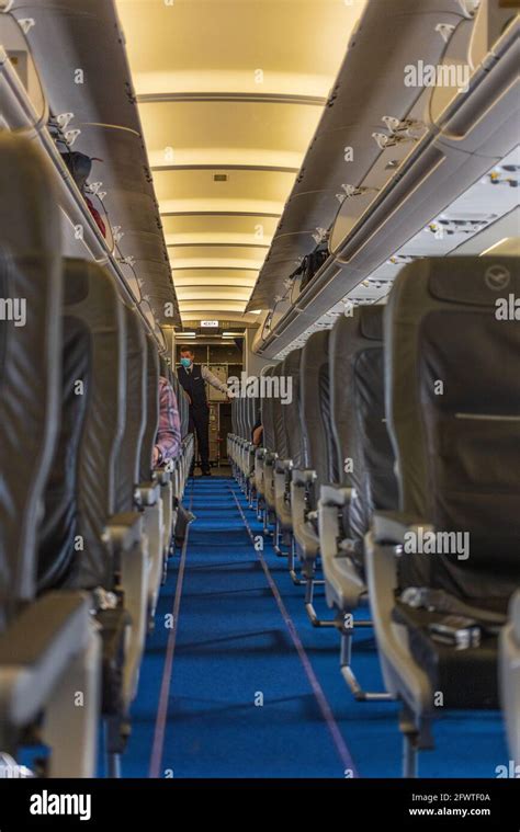 Illustration einer Lufthansa Flugzeugkabine mit hervorgehobenen Sitzreihen, die für Babybetten geeignet sind.