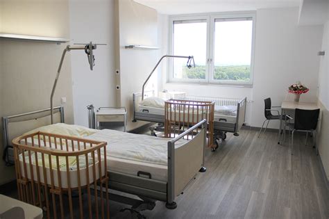 Foto eines modernen Patientenzimmers auf einer urologischen Station