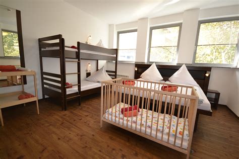 Familie im Familienzimmer mit Neugeborenem