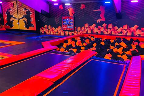 Kinder spielen im Sprungpark Limburgerhof