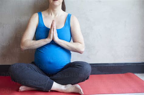 Schwangere Frau in einer Yoga-Pose zur Entspannung