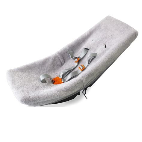 Detailansicht der Befestigungsösen und Gurte der Weber Babyschale
