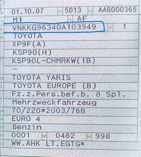Beispiel eines Nissan-Typenschilds mit hervorgehobener Farbcode-Nummer