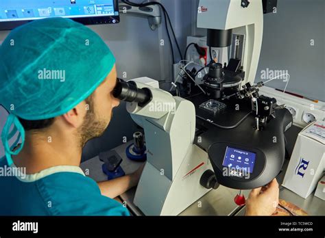 Ein modernes Labor für assistierte Reproduktion mit Inkubatoren und Mikroskopen