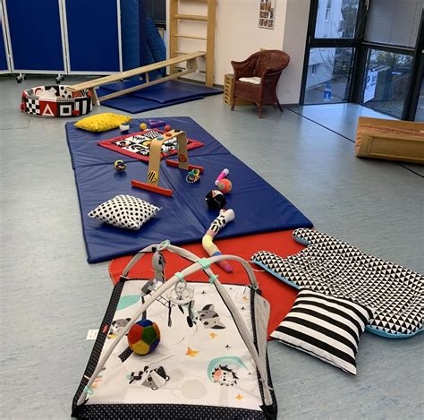 Eine bunte Auswahl an Spielmaterialien für Babys und Kleinkinder