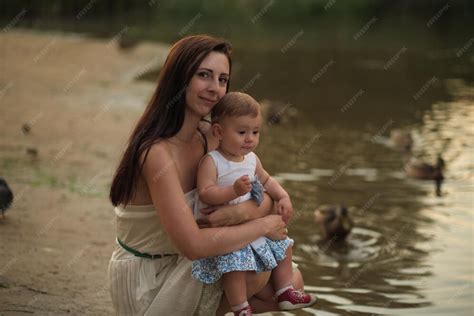Eine Mutter beobachtet ihr Baby beim Spielen in einer ruhigen Umgebung