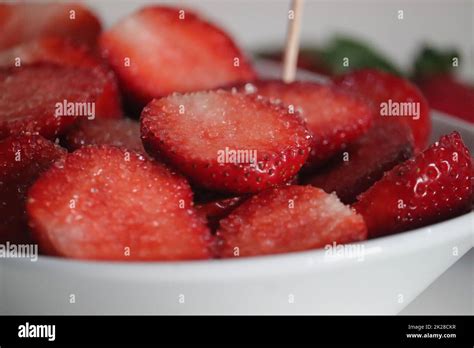 Frische Erdbeeren und eine Schüssel mit zubereiteter Erdbeersauce