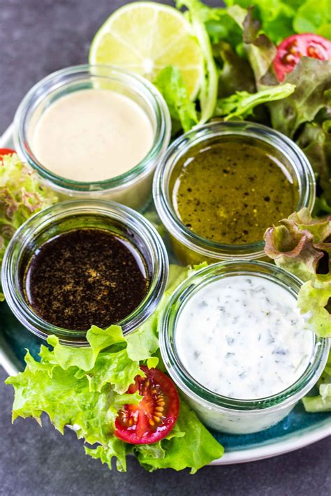 Verschiedene Flaschen mit selbstgemachten Vinaigrettes und Dressings