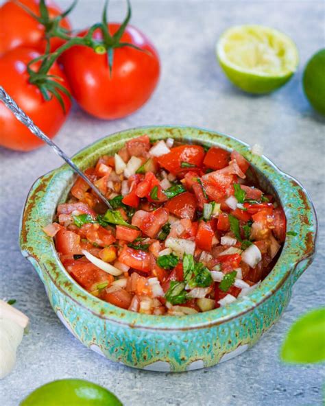Zutaten für eine frische Salsa: Tomaten, Zwiebeln, Kräuter und Gewürze