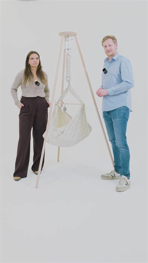 Schema einer Federwiege mit daran befestigtem Babykorb