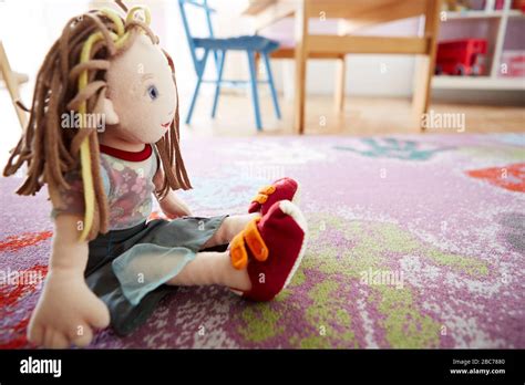 Nahaufnahme einer einfachen Stoffpuppe, die verschiedene emotionale Ausdrucksmöglichkeiten für Kinder symbolisiert.