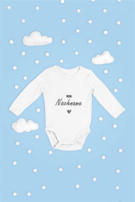 Babykleidung, die von Gästen mit Stoffmarkern bemalt wird