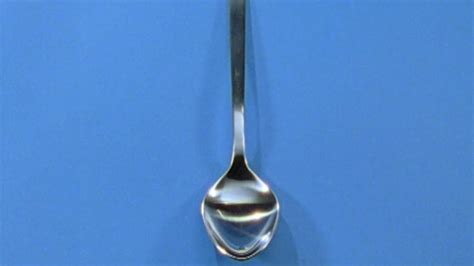 Schema zur richtigen Fütterungstechnik: Löffel mit wenig Brei, Löffel wird zwischen die Lippen geführt, Brei wird abgesaugt.