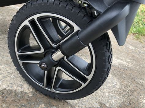 Nahaufnahme der Federung der Hartan Racer GTS Räder