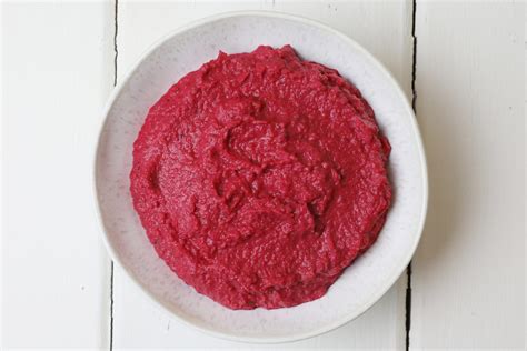 Bild von püriertem Karottenbrei in einer kleinen Schüssel.