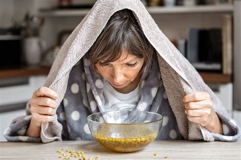 Illustration, die verschiedene Hausmittel gegen Schnupfen bei Kindern zeigt (Inhalator, Tee, frische Luft)