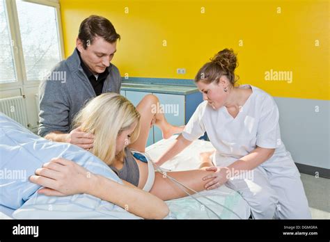 Illustration einer Hebamme, die eine Frau während der Geburt unterstützt, mit Fokus auf wissenschaftliche und einfühlsame Betreuung