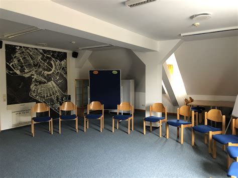 Bilder von den Baumaßnahmen im Seminarraum der Werkstatt, einschließlich des neuen Bodens und der Bestuhlung