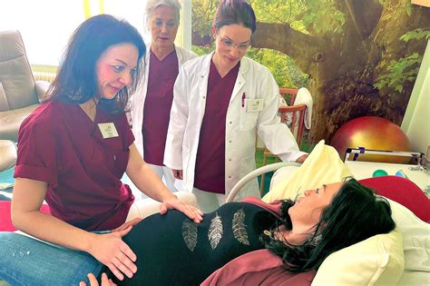 Foto von Rosen, die vor einem Kreißsaal abgelegt wurden