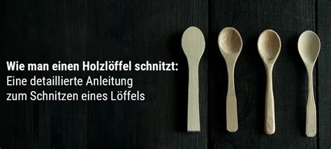 Baby, das neugierig einen sicheren Alltagsgegenstand wie einen Holzlöffel untersucht.