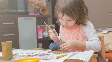 Ein Kind bastelt ein Freundschaftsband aus einem Set