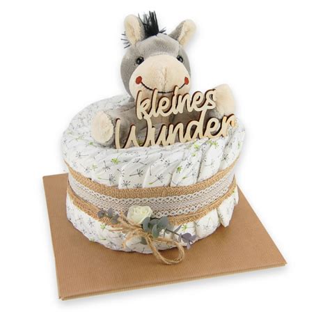 Detailaufnahme einer dekorierten Windeltorte mit Blumen, einem Kuscheltier und kleinen Babygeschenken