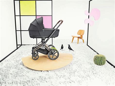 Foto eines Ausstellungsraums mit verschiedenen Kinderwagenmodellen