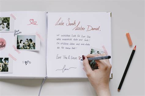 Ein festlich dekoriertes Gästebuch für einen Kindergeburtstag