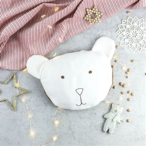 Illustrationen von verschiedenen Babygeschenken wie einer Decke, einem Kirschkernkissen und einem Mobile