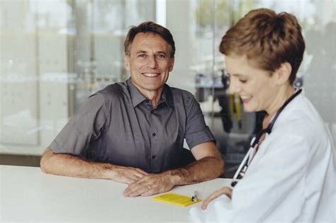 Ärztin im Gespräch mit einer Patientin in einer modernen gynäkologischen Praxis