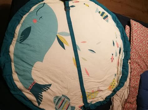 Detailaufnahme des geöffneten Fußbereichs des Mucki Fubsack, der als Spieldecke dient