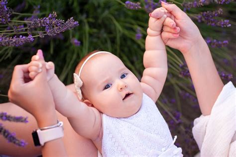 Ein Baby mit kräftigen Ärmchen und Beinchen, das altersgerecht entwickelt ist.