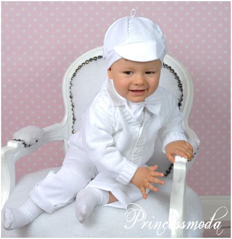 Ein Baby in einem festlichen Taufanzug mit aufwendigen Stickereien
