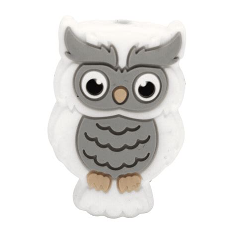 Nahaufnahme einer bunten Silikonperle in Form einer Eule, die für die Herstellung von Kinderspielzeug verwendet wird.