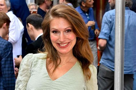 Mara Bergmann strahlend mit ihrem Babybauch am Strand von Kapstadt