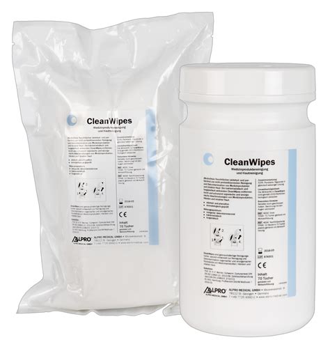 Rettungskräfte verwenden Feuchttücher zur Reinigung in einem Katastrophengebiet