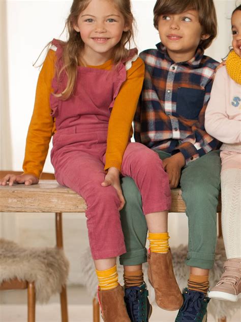 Collage: Details der Mädchen- und Jungenkleidung (Rüschen vs. Taschen)