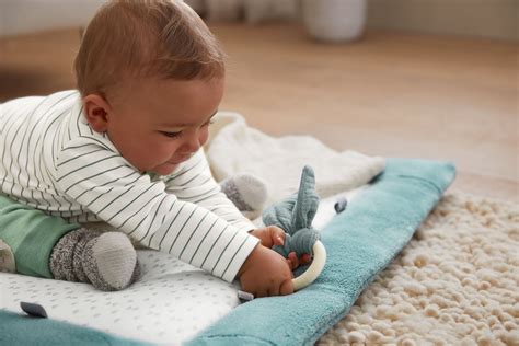 Infografik zur altersgerechten Entwicklung von Babys und Kleinkindern