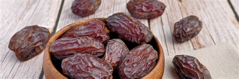 Abbildung von Datteln und deren Bedeutung während der Geburt im Islam.