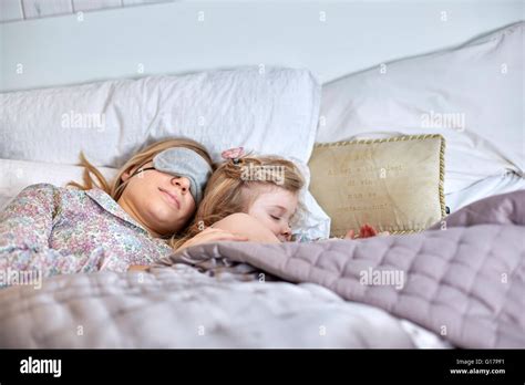 Eltern, die ihr schlafendes Kind im Bett beobachten.