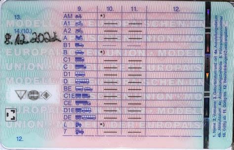 Detailaufnahme der Rückseite eines Wickelaufsatzes, die die Befestigungspunkte für die Wand zeigt.