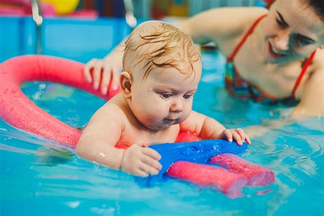 Foto von verschiedenen Altersgruppen, die am Babyschwimmen und anderen Schwimmkursen in Geesthacht teilnehmen.