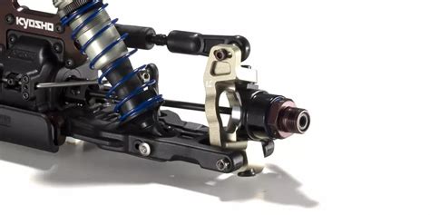 Detailaufnahme des Kyosho MP11 Chassis mit Fokus auf Aufhängung und Antriebsstrang