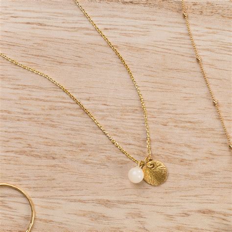 Ein stilvolles Foto eines Anhängers aus Muttermilchschmuck, der die zarte weiße Farbe und die Symbolik der Mutterschaft hervorhebt.