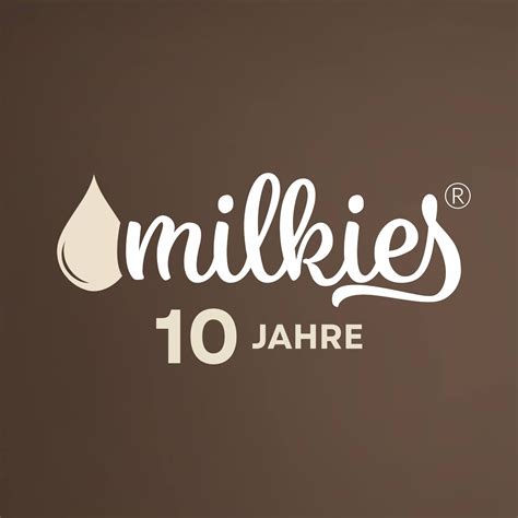 Eine Collage aus Kundenfotos von selbstgemachtem Muttermilchschmuck, die die Vielfalt der Designs zeigt.