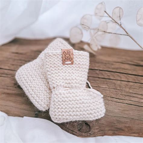 Beispiel für gestrickte Babyschuhe in verschiedenen Farben und Designs