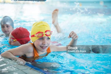 Bilder von Kindern, die spielerisch schwimmen lernen