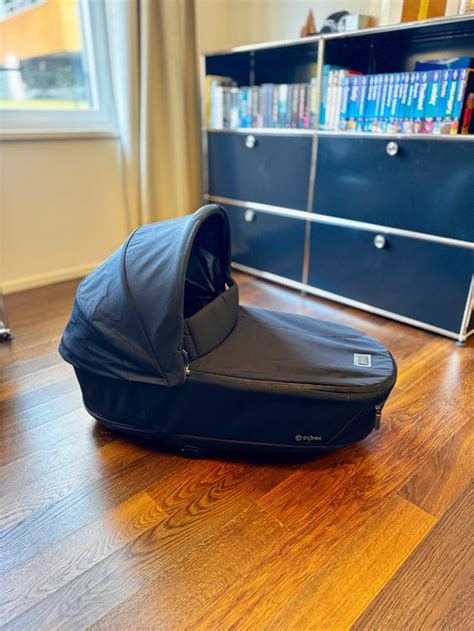 Darstellung der Cybex Priam Lux Babywanne auf dem Kinderwagenrahmen